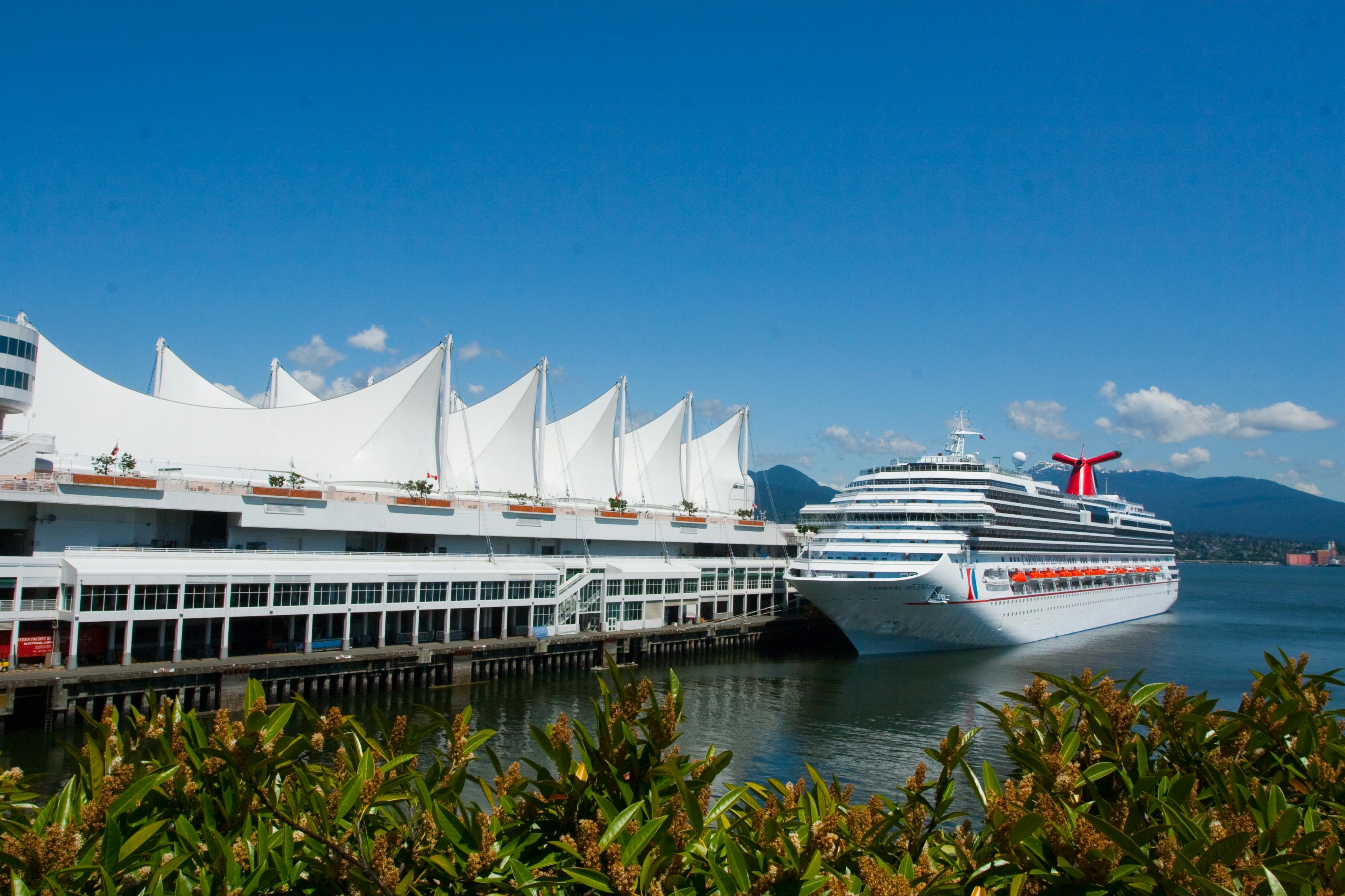 Navio de cruzeiro passando sob ponte em Vancouver